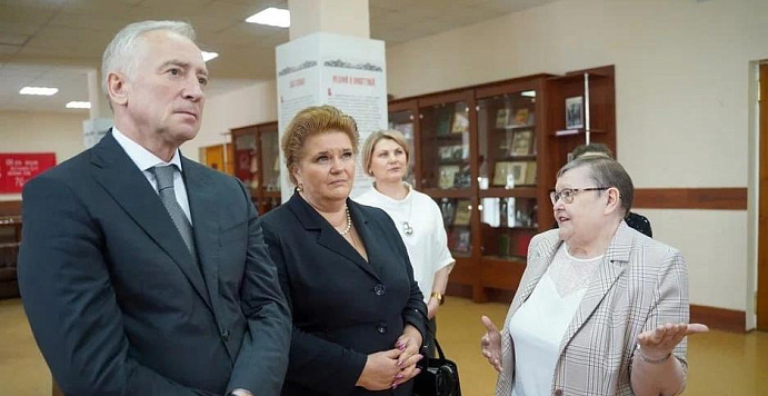 Библиотеку посетили руководитель Центра исторической памяти и губернатор Томской области 